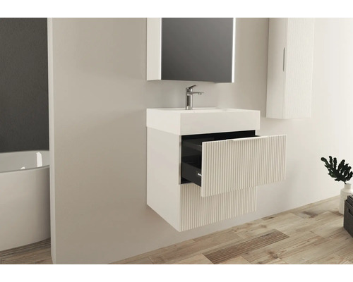 Koupelna s umyvadlovou skříňkou, zrcadlovou skříňkou a závěsnou skříňkou