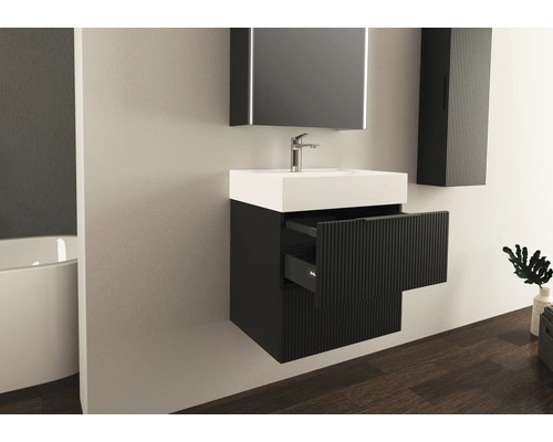 Moderní koupelna s umyvadlovou skříňkou, zrcadlem a vysokou skříní