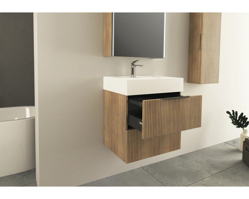 Koupelna s umyvadlem, zrcadlem a otevřeným prvkem zásuvky