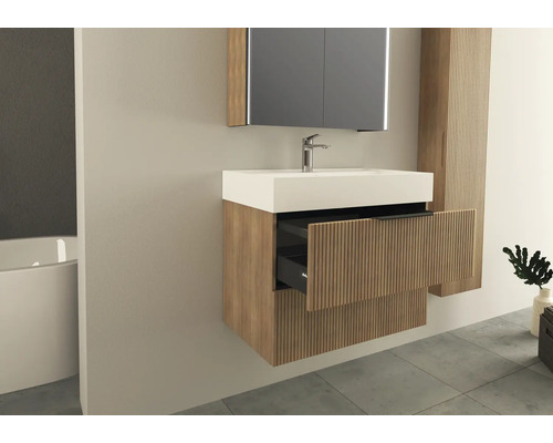 Moderní koupelna s umyvadlem, zrcadlem a otevřeným prvkem zásuvky