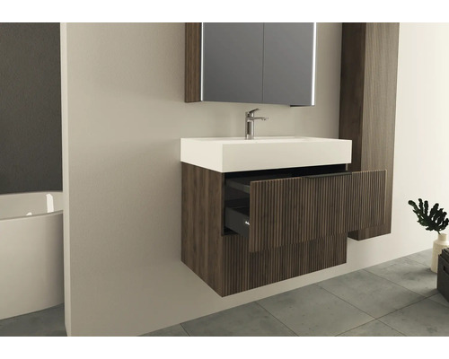 Moderní koupelna s umyvadlem, umyvadlovou skříňkou, zrcadlovou skříňkou a otevřeným prvkem zásuvky.