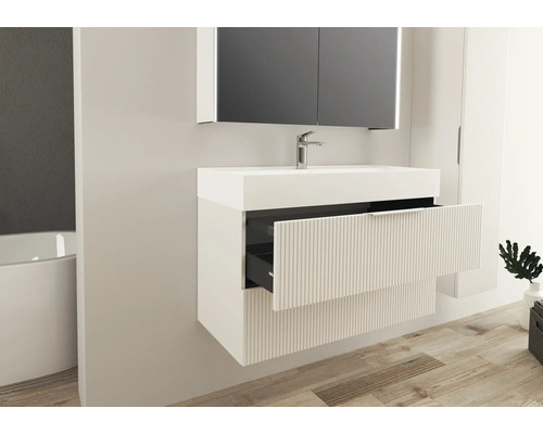 Koupelna s umyvadlovou skříňkou, zrcadlovou skříňkou, umyvadlem a otevřenou zásuvkou