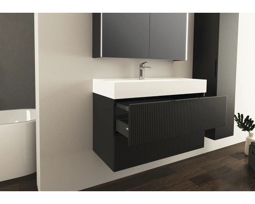 Moderní koupelna s umyvadlovou skříňkou, zrcadlem a vysokou skříní