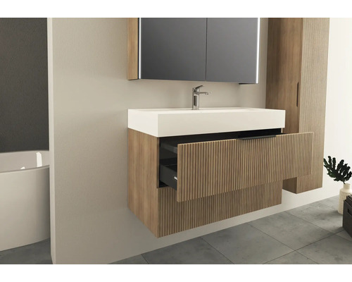 Moderní koupelna s umyvadlovou skříňkou, zrcadlovou skříňkou a vysokou skříňkou ve vzhledu dřeva