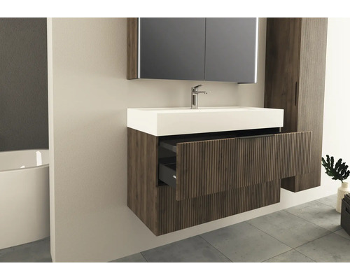 Koupelna s umyvadlovou skříňkou se zásuvkou, umyvadlem, zrcadlovou skříňkou a vysokou skříňkou