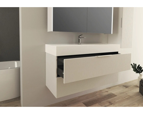 Koupelnová scéna s umyvadlem, skříňkou pod umyvadlo s otevřenou zásuvkou, zrcadlovou skříňkou a vodovodní baterií