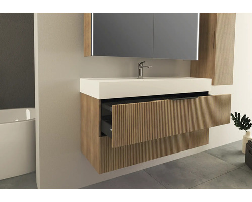 Koupelna s umyvadlovou skříňkou, umyvadlem, zrcadlem a otevřenou zásuvkou