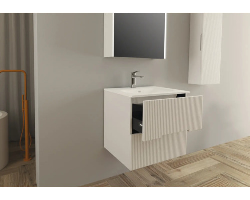 Koupelna s umyvadlovou skříňkou, zrcadlem a závěsnou skříňkou