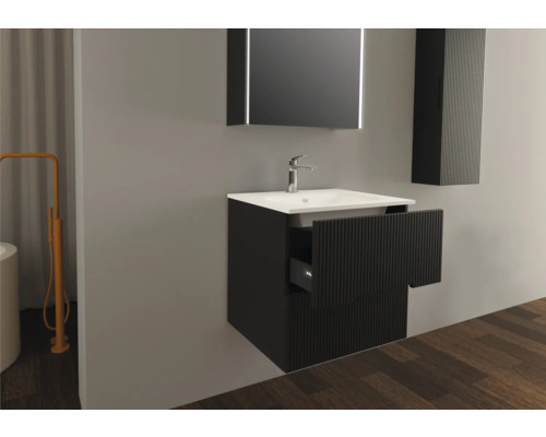 Koupelna s umyvadlovou skříňkou, umyvadlem, zrcadlovou skříňkou a vysokou skříňkou