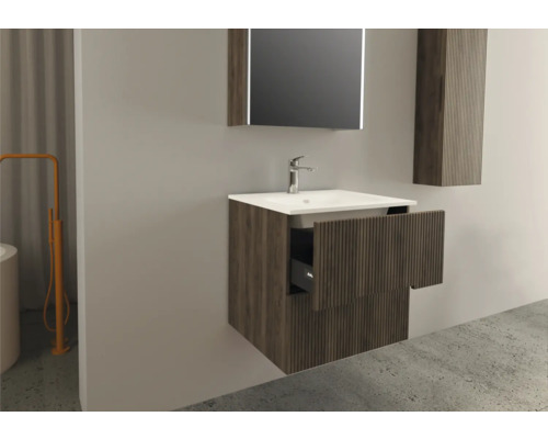 Koupelna s umyvadlem, zrcadlem a otevřenou spodní skříňkou