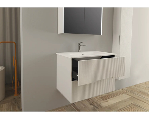 Koupelna s umyvadlovou skříňkou, umyvadlem, zrcadlovou skříňkou a vysokou skříňkou