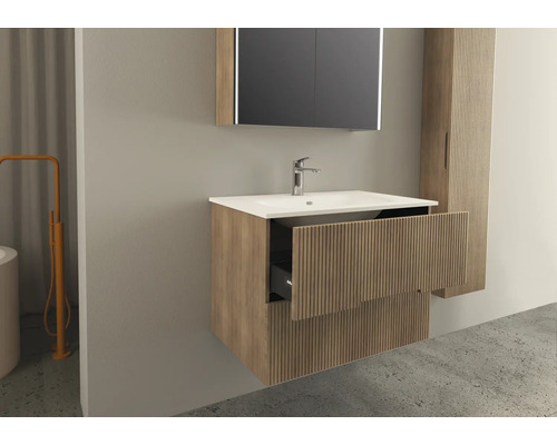 Koupelna s umyvadlem, zrcadlem a vysokou skříní