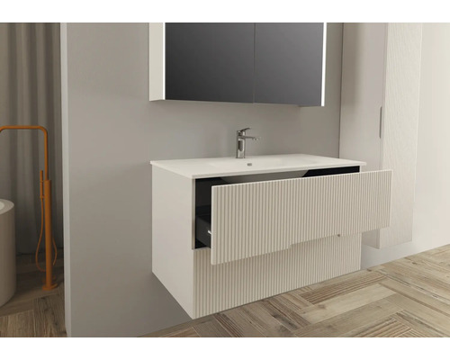 Koupelna s umyvadlovou skříňkou, zrcadlem a vysokou skříní