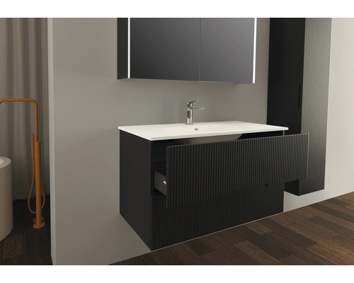 Koupelnová scéna s umyvadlovou skříňkou, umyvadlem, zrcadlovou skříňkou a vysokou skříňkou