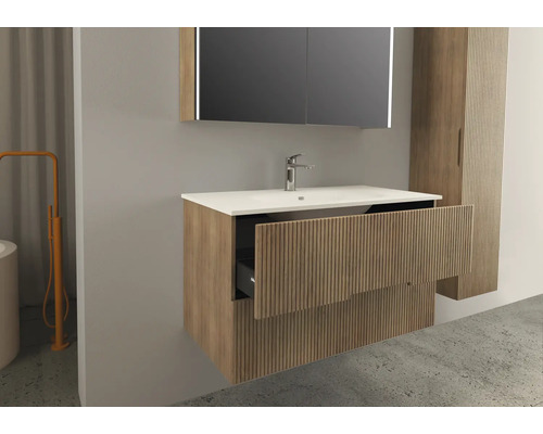 Koupelna s umyvadlem, zrcadlem a vysokou skříní v dřevěném designu