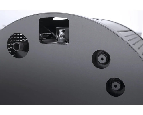 Detailní pohled na černý terasový ohřívač s připojovacím hrdlem a montážními šrouby