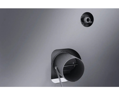 Detailní záběr dvou kovových trubek na zdi, které slouží pro účely ventilace