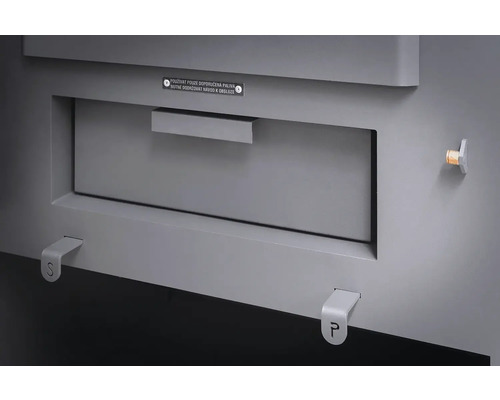 Detailní pohled na topnou pec s ovládacími prvky a výstražnou tabulkou