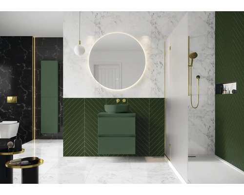 Světlá koupelna se sprchou, umyvadlem a zrcadlem