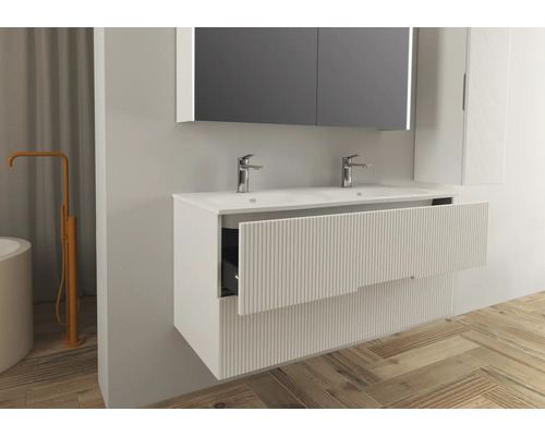 Moderní koupelna s umyvadlovou skříňkou, umyvadlem, zrcadlem a bateriemi