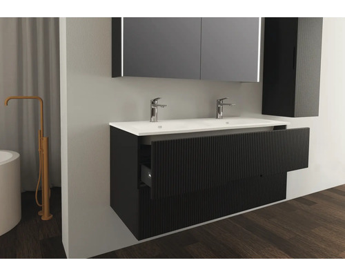 Koupelna s umyvadlem, dvěma kohoutky a zrcadlem