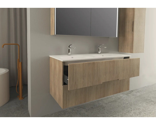 Koupelna s dvojitým umyvadlem, zrcadlovou skříňkou a otevřeným zásuvkovým prvkem