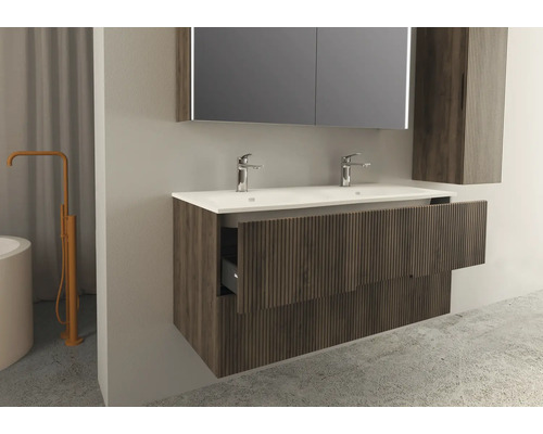 Moderní koupelna s umyvadlovou skříňkou, umyvadlem na desku, zrcadlovou skříňkou a vysokou skříní