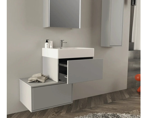 Moderní koupelna s umyvadlovou skříňkou, zrcadlovou skříňkou a vysokou skříňkou