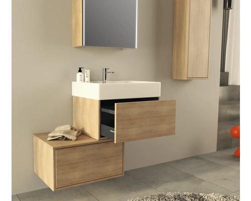 Koupelna s umyvadlovou skříňkou, umyvadlem, zrcadlovou skříňkou a vysokou skříňkou ve vzhledu dřeva