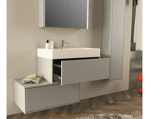 Koupelna s umyvadlem, umyvadlovou skříňkou, zrcadlovou skříňkou a vysokou skříňkou