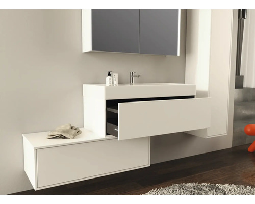 Moderní koupelna s umyvadlem, skříňkou a zrcadlem