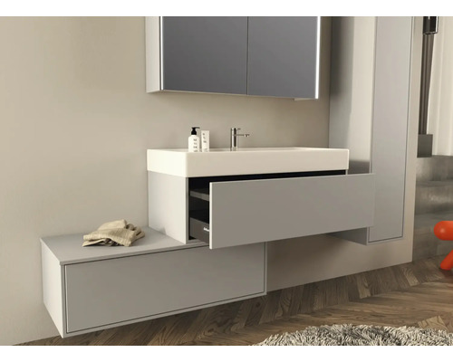 Moderní koupelnový nábytek s umyvadlem, spodní skříňkou a zrcadlem