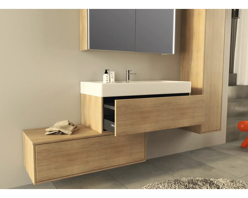 Moderní koupelna s umyvadlem, spodní skříňkou a zrcadlovou skříňkou