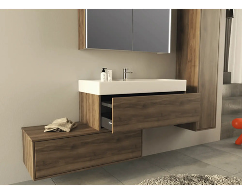 Koupelna s umyvadlovou skříňkou, umyvadlem a zrcadlovou skříňkou