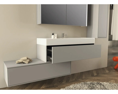 Moderní koupelna s umyvadlem, skříňkou pod umyvadlo a zrcadlem