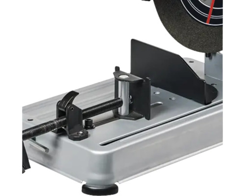 Detailní záběr rozbrušovací pily na kov se svěrákem a řezacím kotoučem