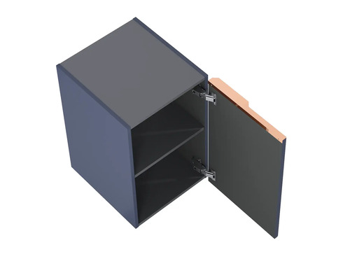 Závěsná skříňka s otevřenými dvířky a dvěma policemi pro další úložný prostor