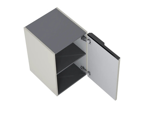 Závěsná skříňka s otevřenými dvířky a dvěma policemi