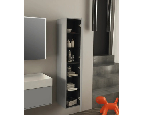 Koupelna s umyvadlovou skříňkou a otevřenou vysokou skříní s několika policemi