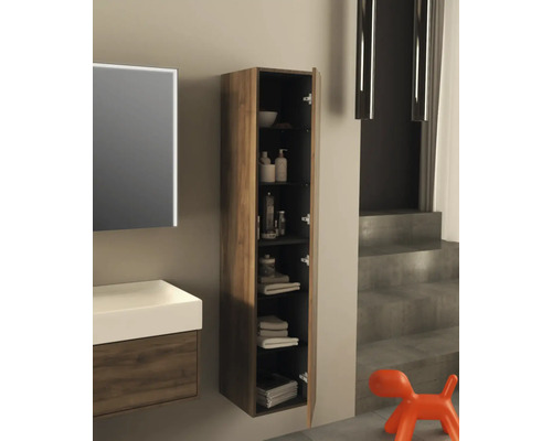 Koupelna s umyvadlovou skříňkou, zrcadlovou skříňkou a otevřenou vysokou skříňkou pro uložení koupelnových potřeb