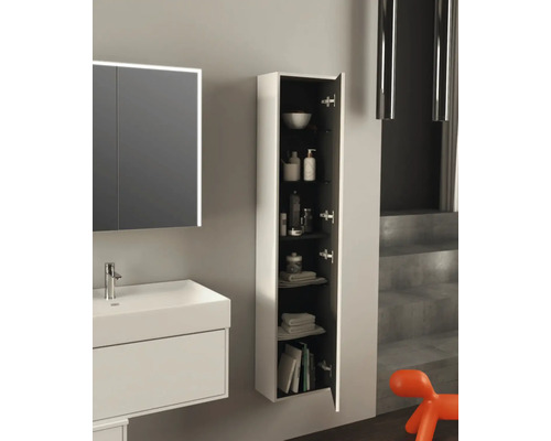 Koupelnová scéna s umyvadlem a otevřenou vysokou skříní pro uložení