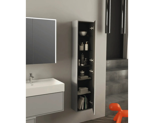 Koupelna s umyvadlem, zrcadlovou skříňkou a otevřenou vysokou skříňkou pro uložení koupelnových potřeb