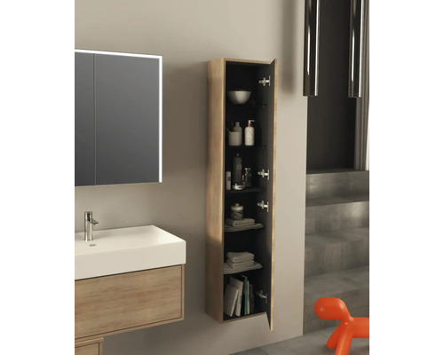 Moderní koupelna s umyvadlovou skříňkou, zrcadlovou skříňkou a otevřenou závěsnou skříňkou pro uložení koupelnových potřeb