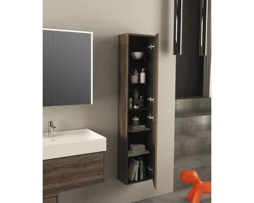 Koupelna s umyvadlovou skříňkou a otevřenou vysokou skříňkou pro uložení koupelnových potřeb