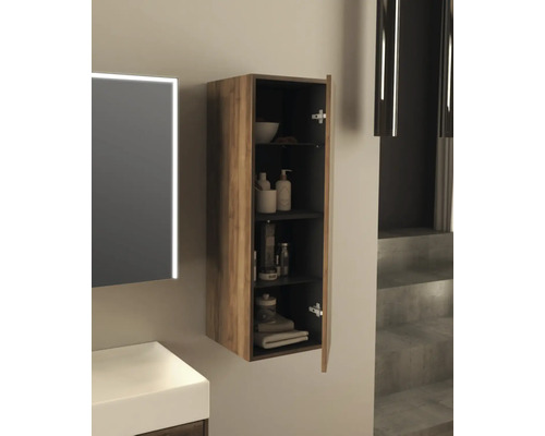 Koupelnová scéna s otevřenou závěsnou spodní skříňkou s policemi