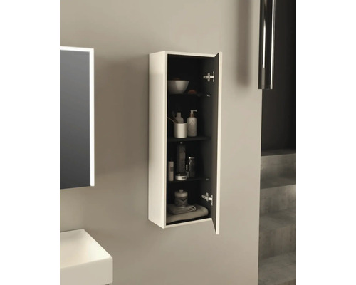 Otevřená koupelnová skříňka s policemi pro uložení koupelnových potřeb