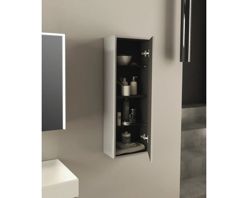 Koupelna s otevřenou závěsnou skříňkou pro uložení koupelnových potřeb