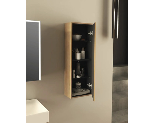 Otevřená závěsná koupelnová skříňka s policemi pro uložení koupelnových potřeb