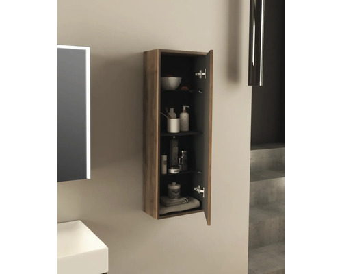 Otevřená koupelnová skříňka s dřevěnou strukturou a několika policemi pro uložení koupelnových potřeb