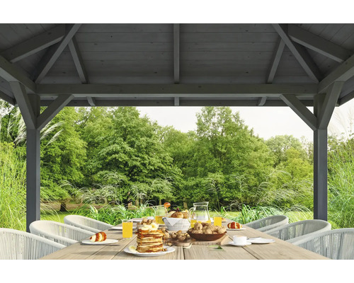 Dřevěný zahradní altán s jídelním stolem a snídaní pod širým nebem